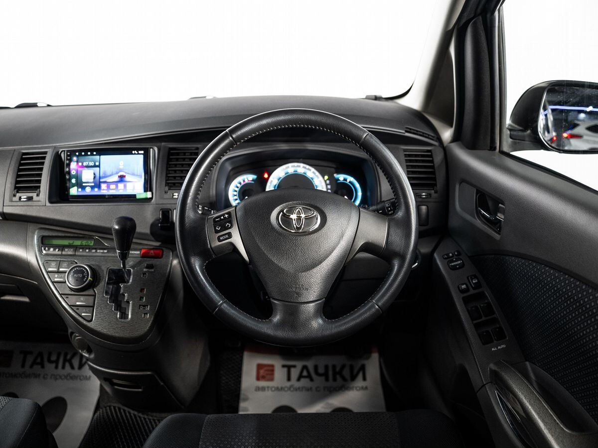 Toyota ISis 2010 - фото автомобиля