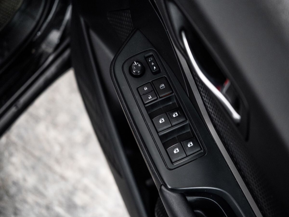 Toyota C-HR 2018 - фото автомобиля