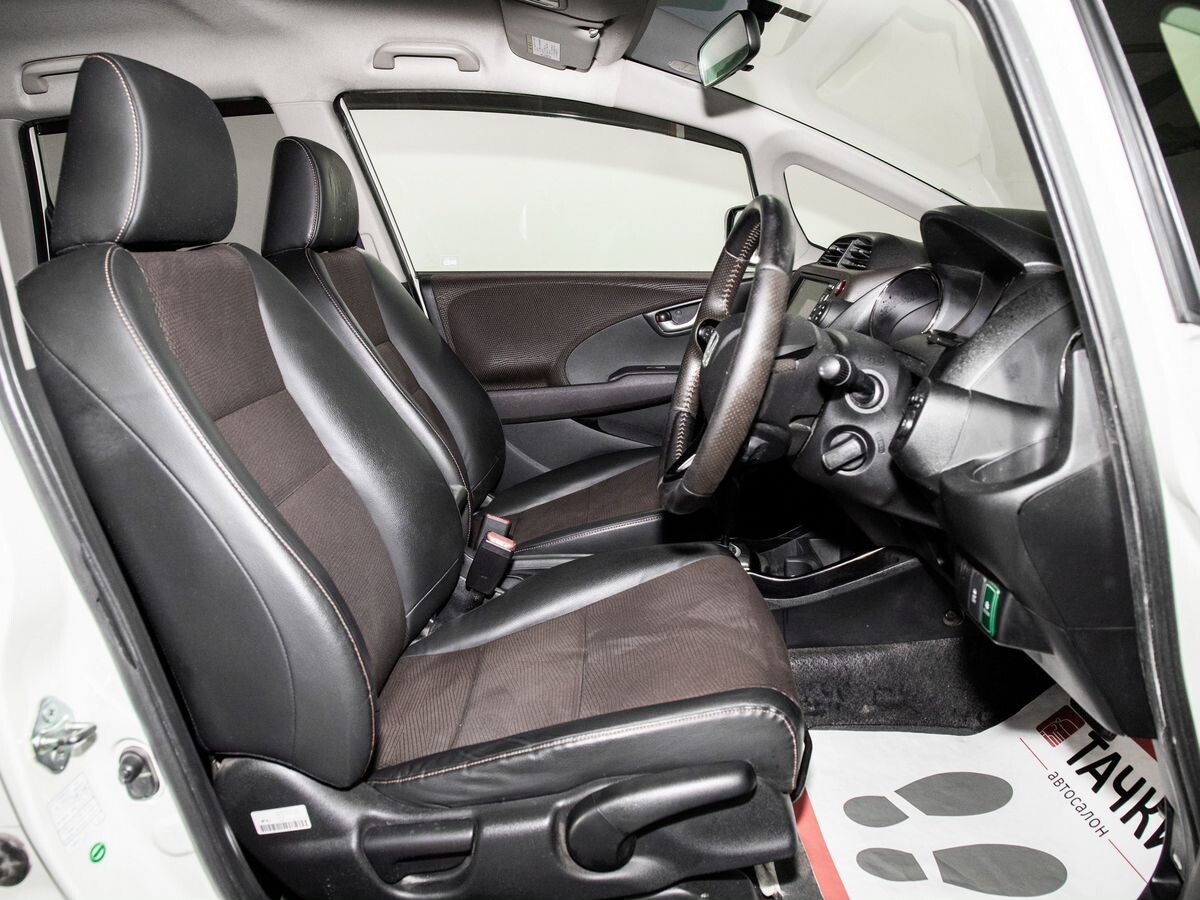 Honda Fit Shuttle 2011 - фото автомобиля