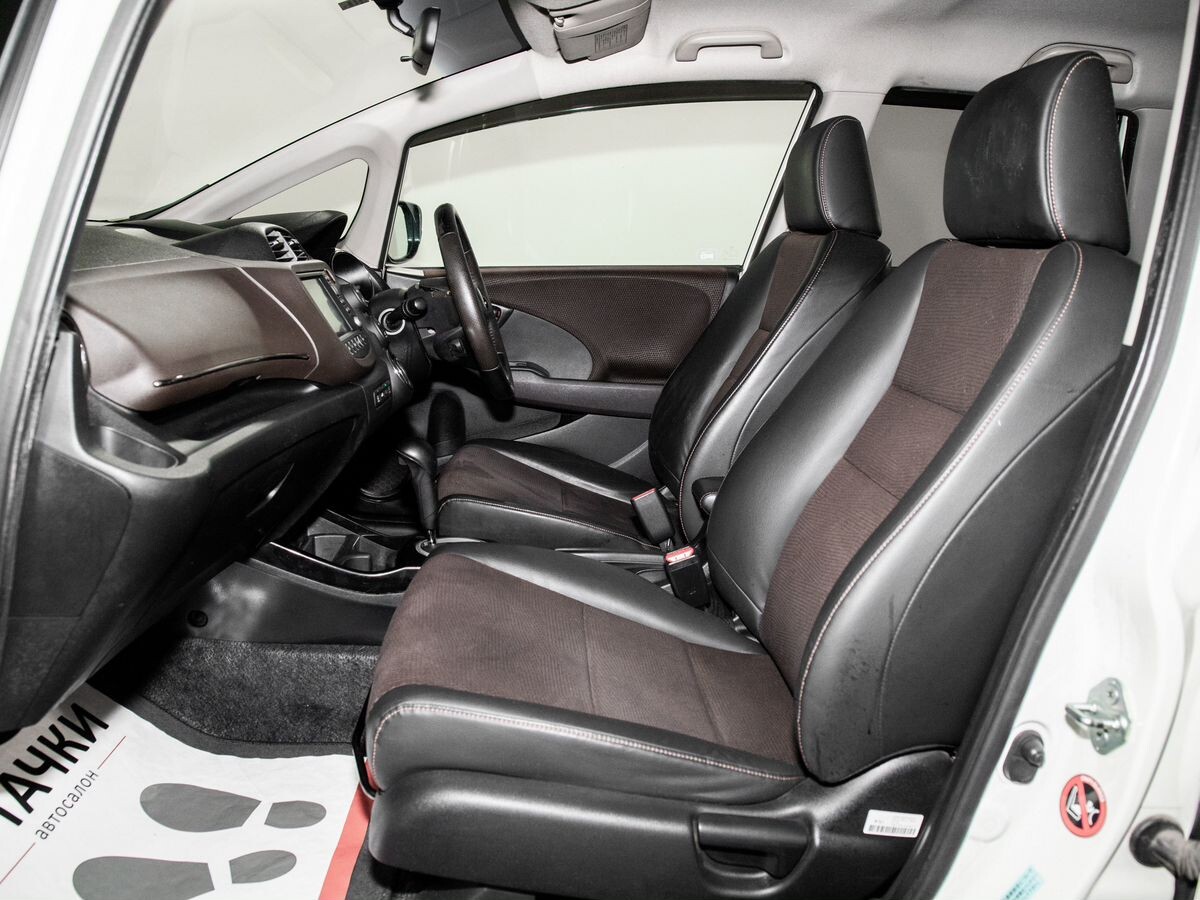 Honda Fit Shuttle 2011 - фото автомобиля