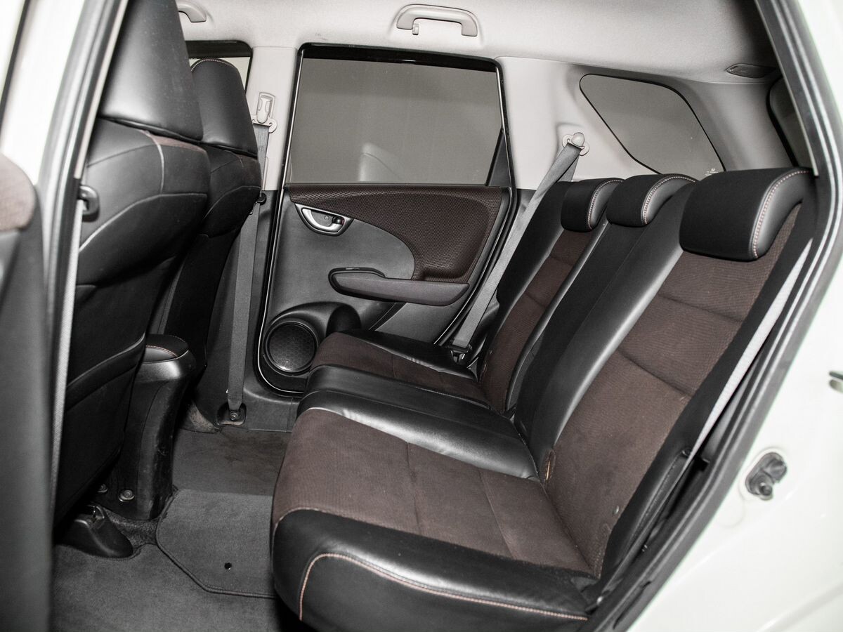 Honda Fit Shuttle 2011 - фото автомобиля