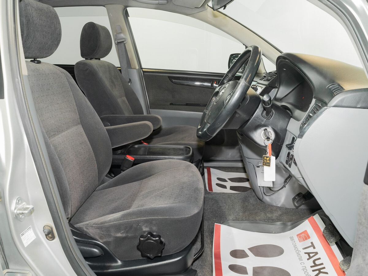 Toyota Ipsum 2002 - фото автомобиля