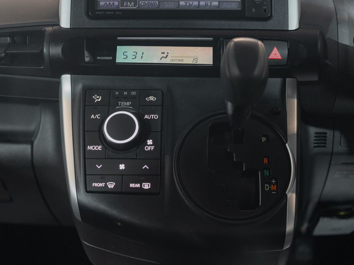 Toyota Wish 2010 - фото автомобиля