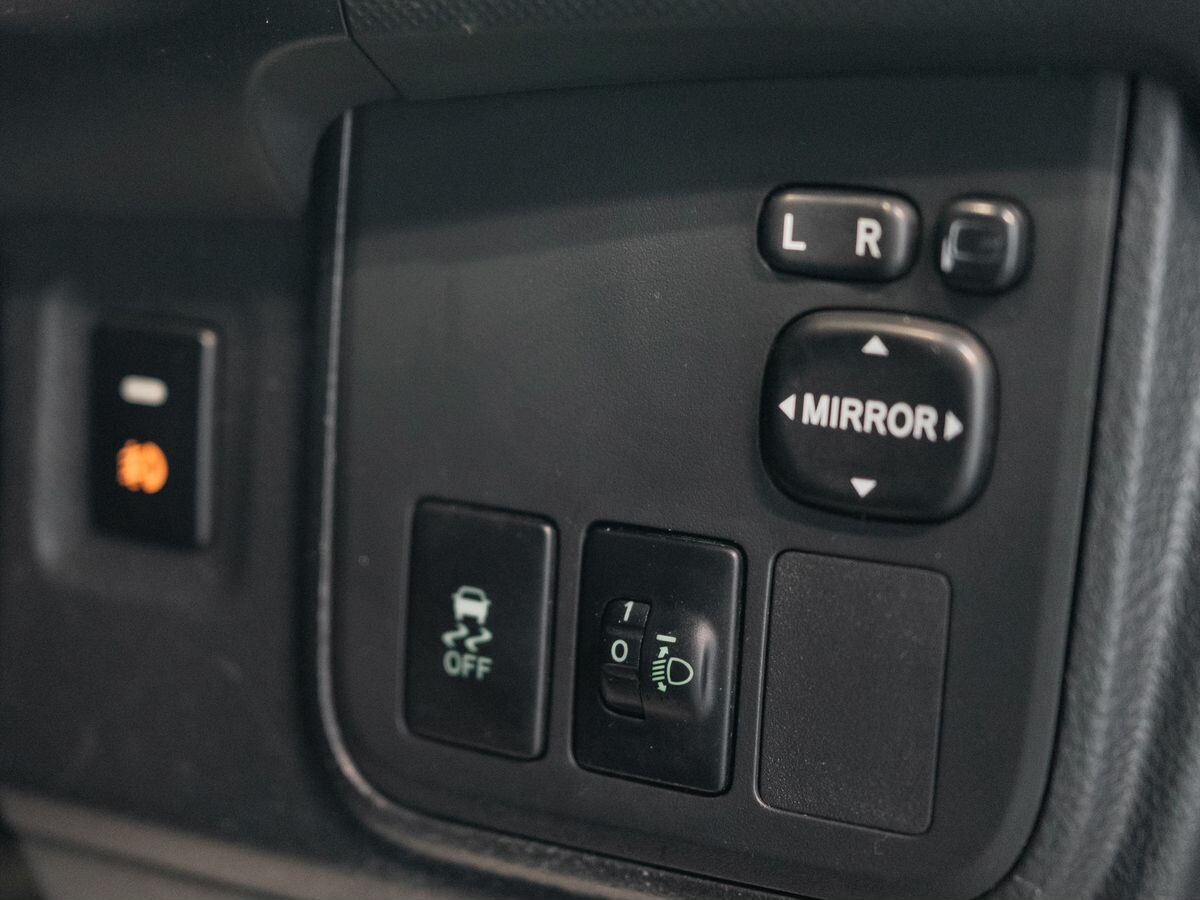 Toyota Wish 2010 - фото автомобиля