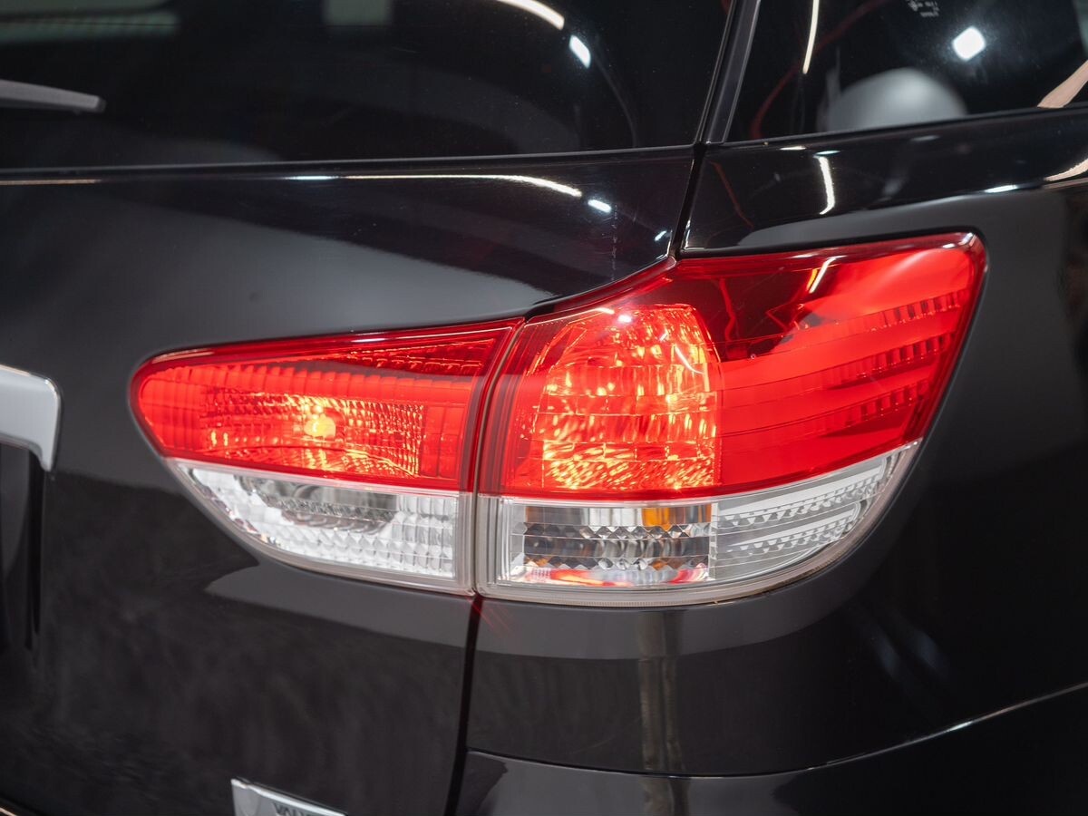 Toyota Wish 2010 - фото автомобиля