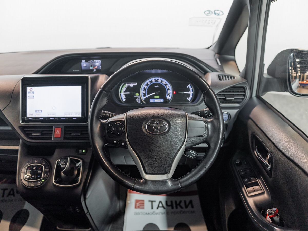 Toyota Voxy 2014 - фото автомобиля
