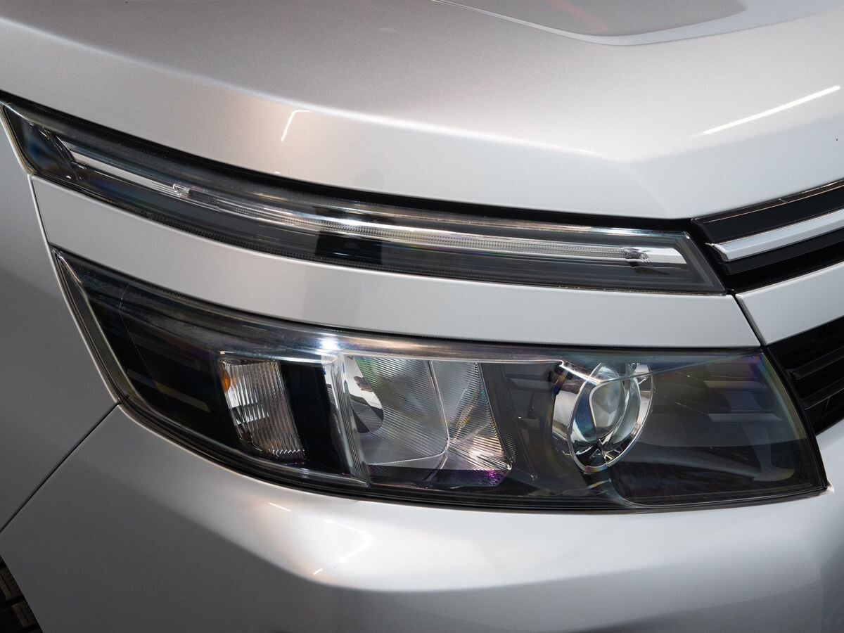 Toyota Voxy 2014 - фото автомобиля