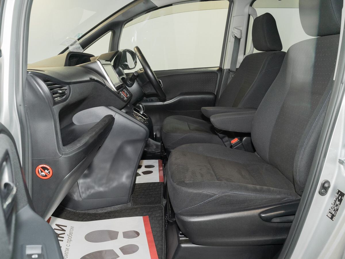 Toyota Voxy 2014 - фото автомобиля