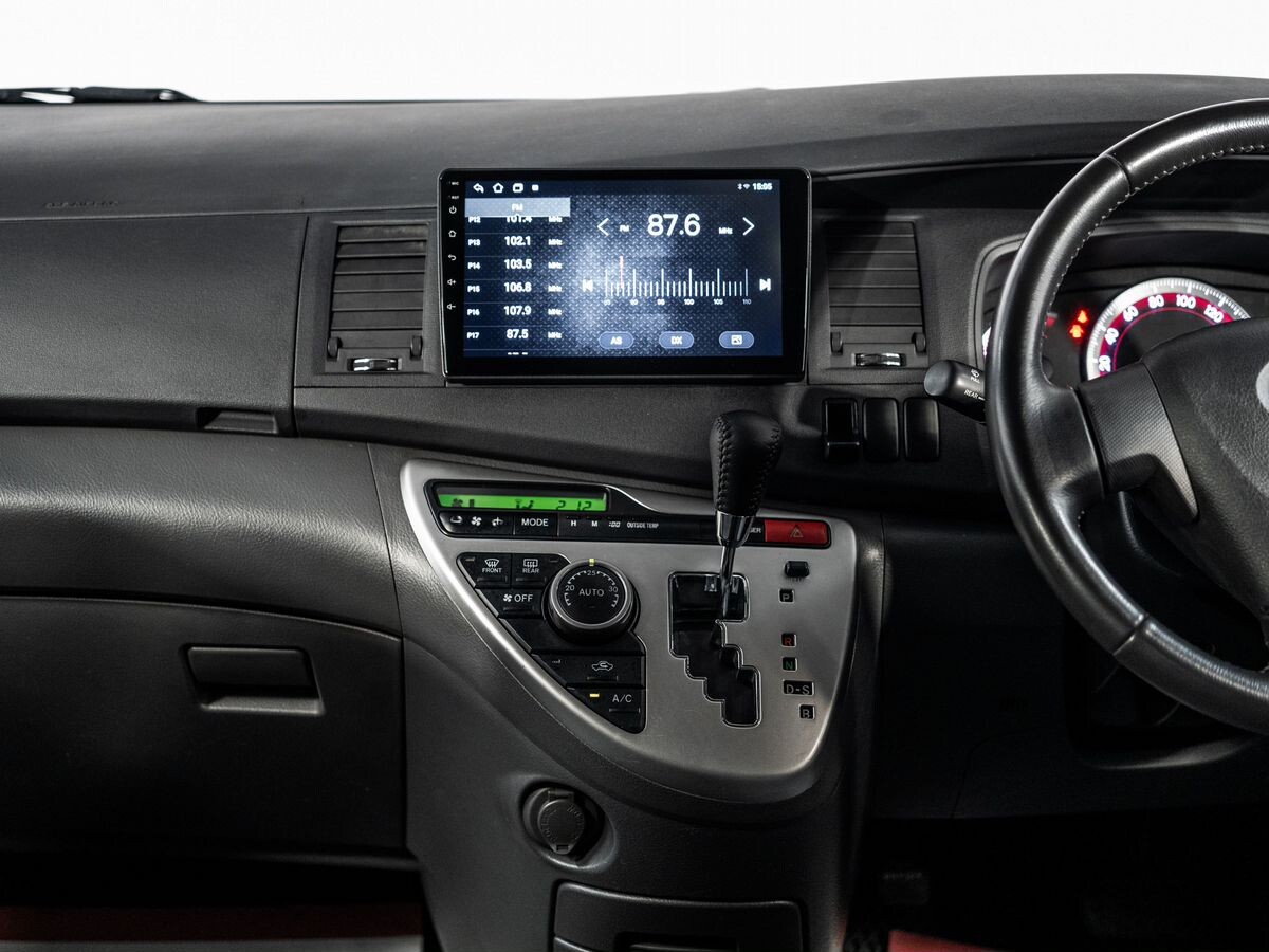 Toyota ISis 2010 - фото автомобиля