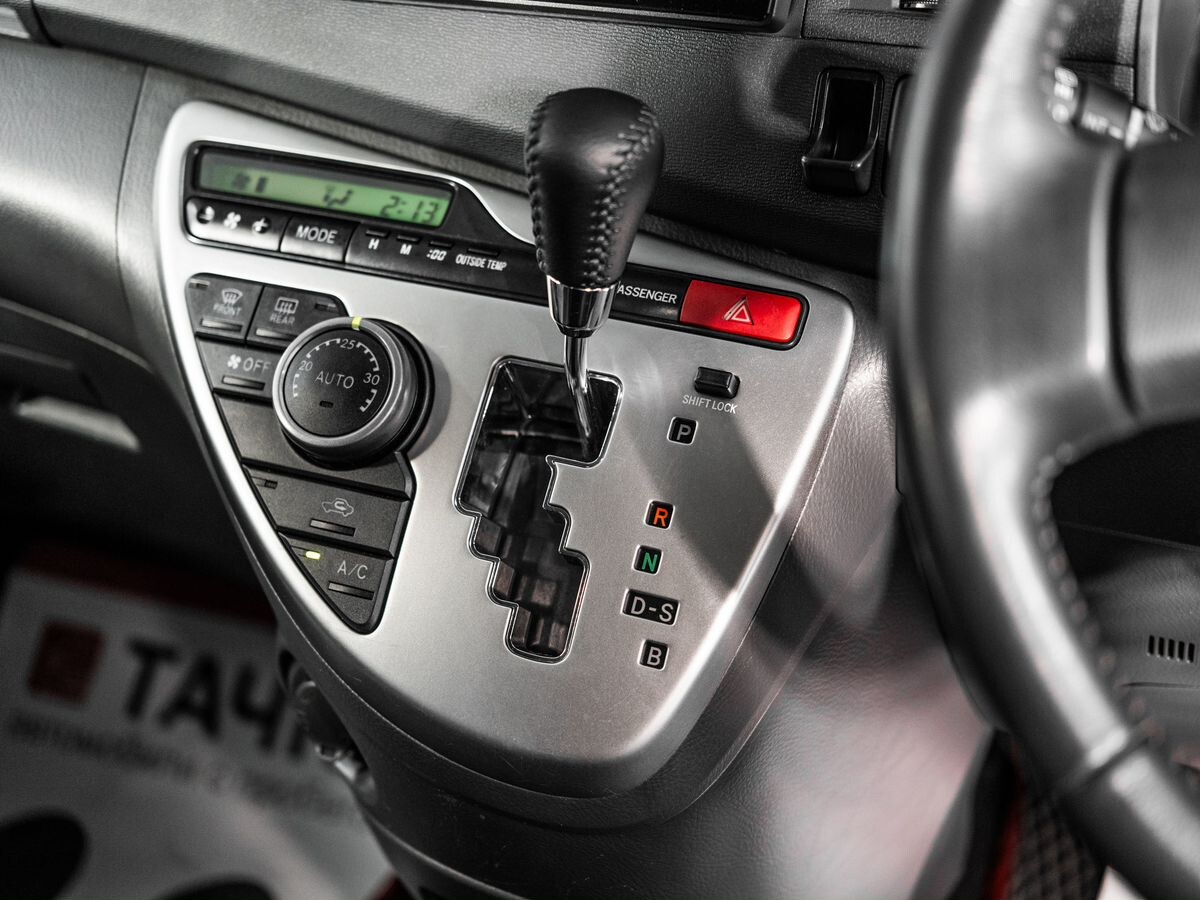 Toyota ISis 2010 - фото автомобиля