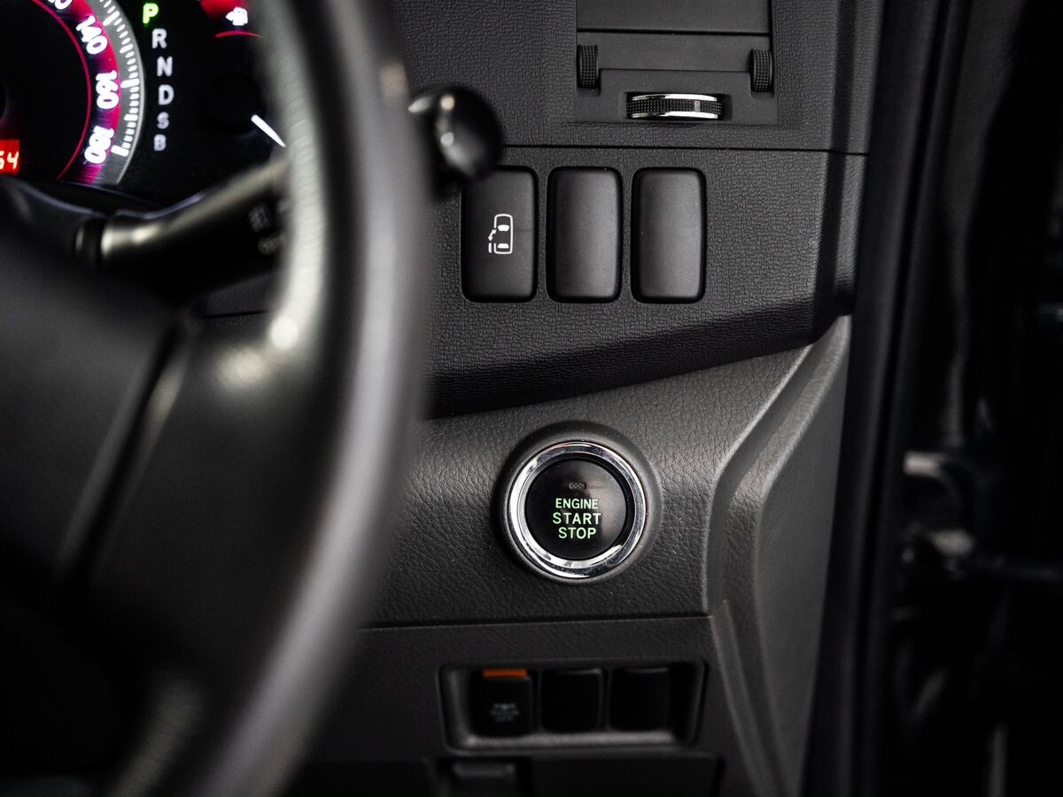 Toyota ISis 2010 - фото автомобиля