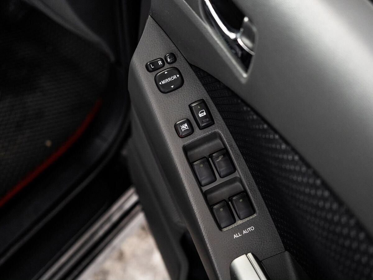 Toyota ISis 2010 - фото автомобиля