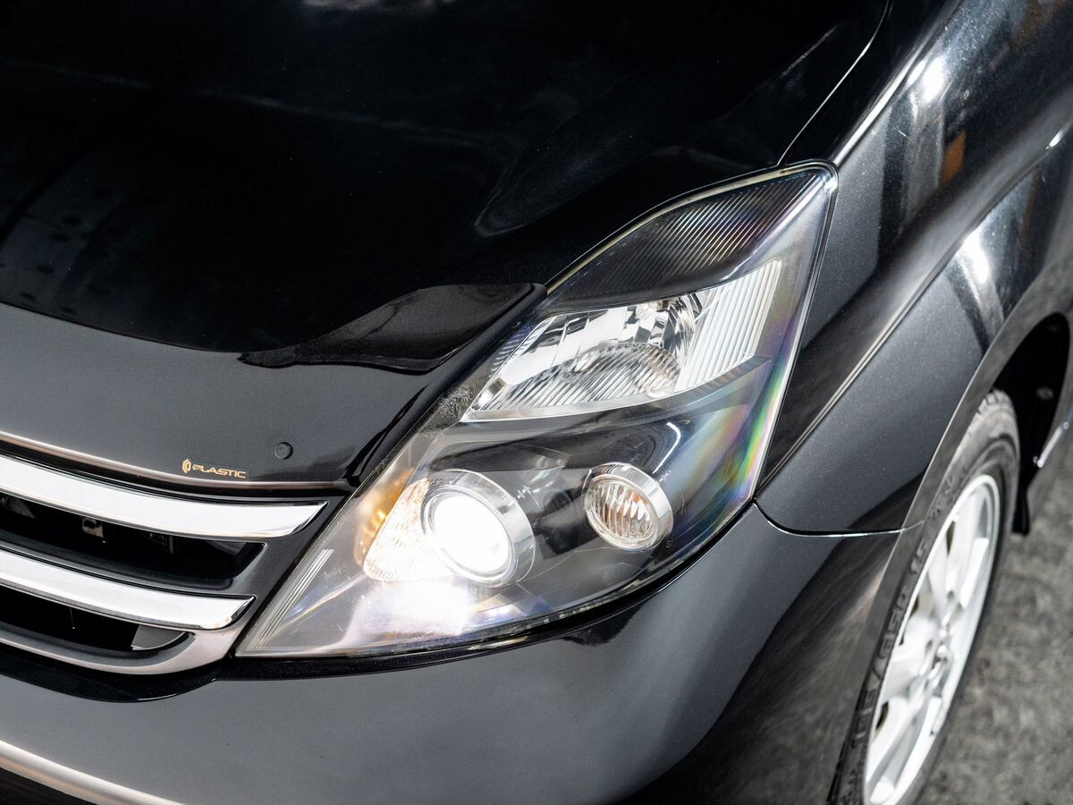 Toyota ISis 2010 - фото автомобиля