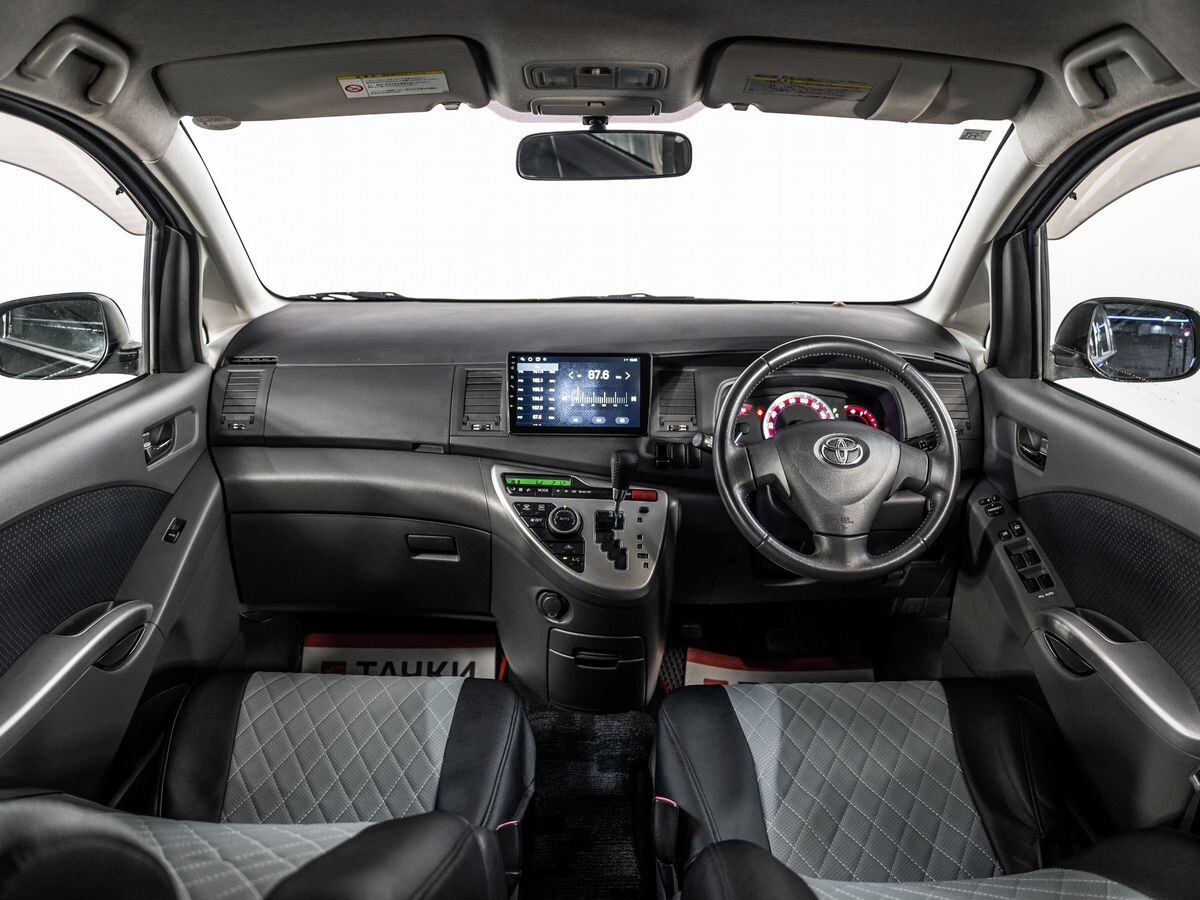 Toyota ISis 2010 - фото автомобиля