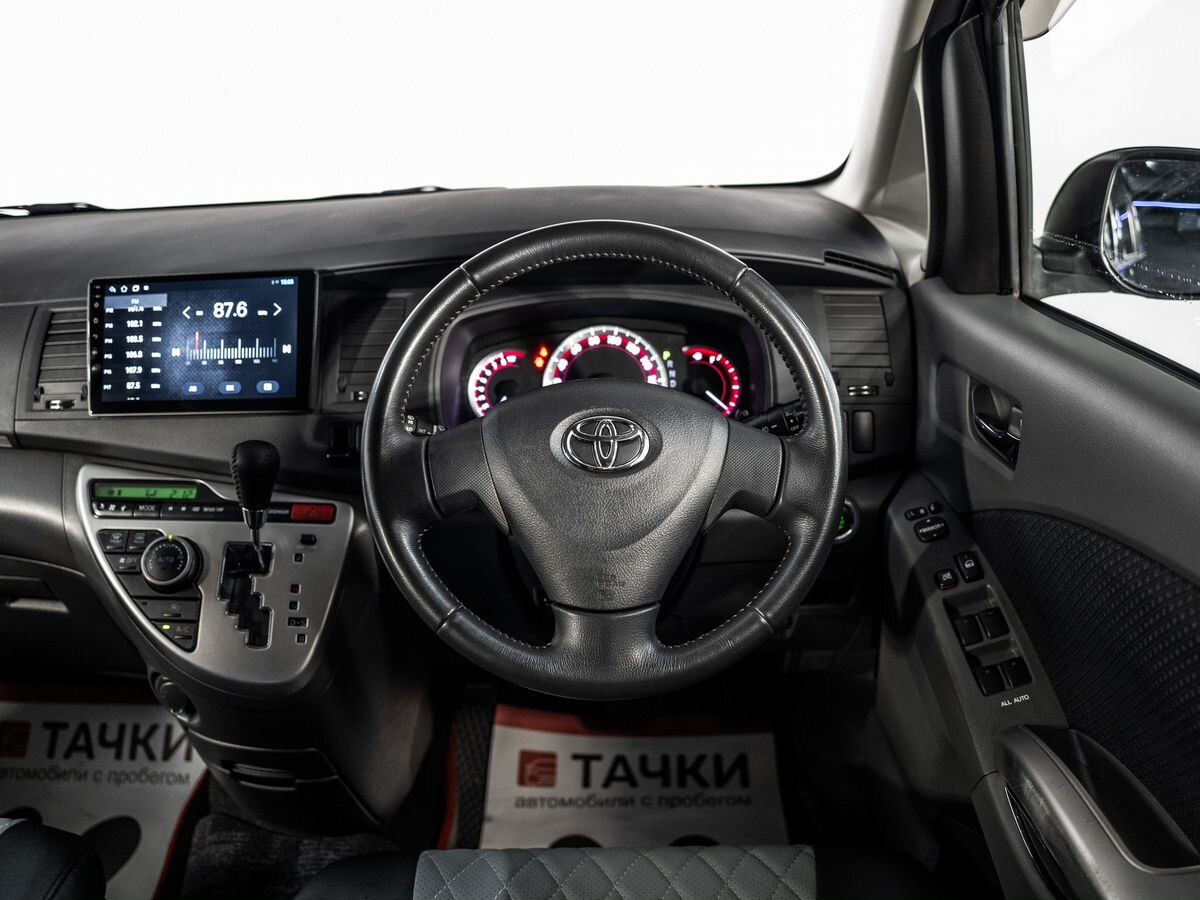 Toyota ISis 2010 - фото автомобиля