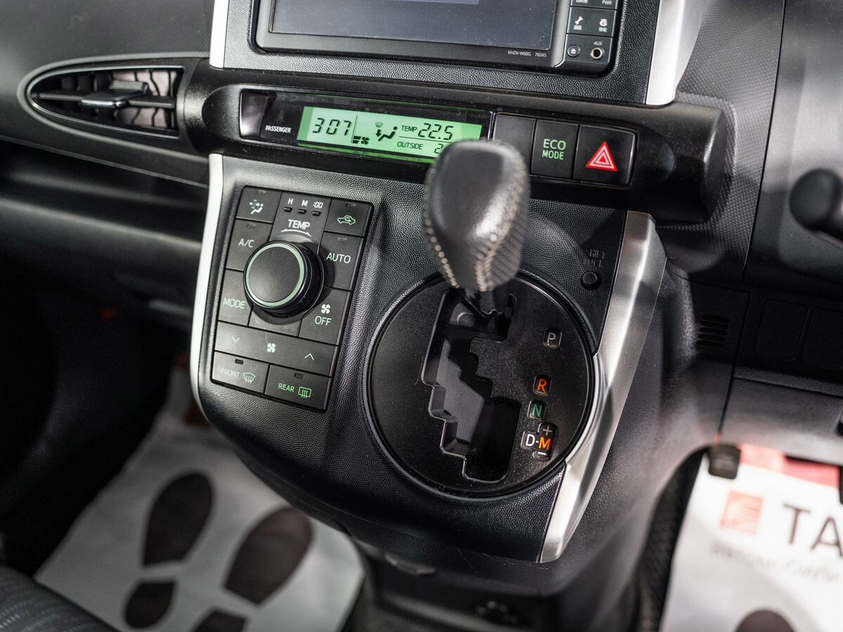 Toyota Wish 2011 - фото автомобиля