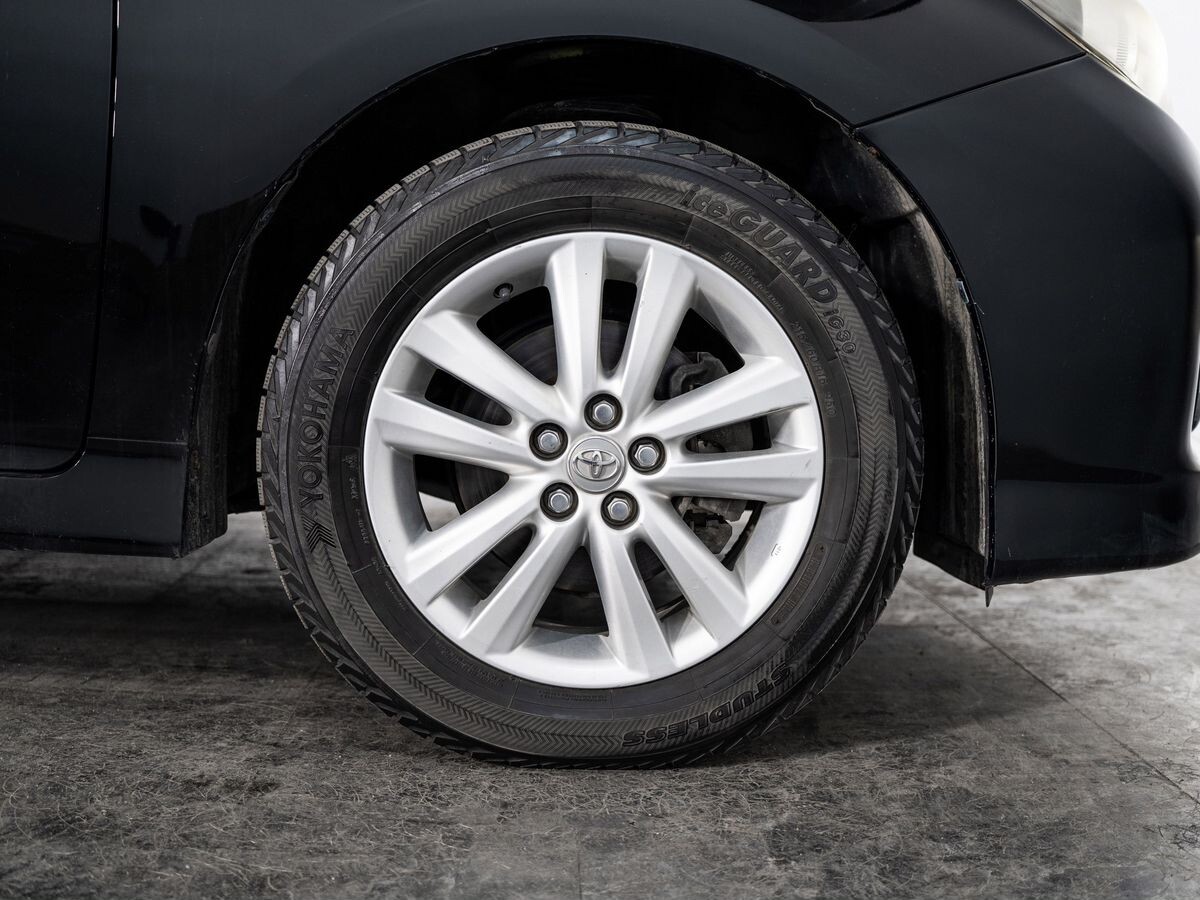 Toyota Wish 2011 - фото автомобиля