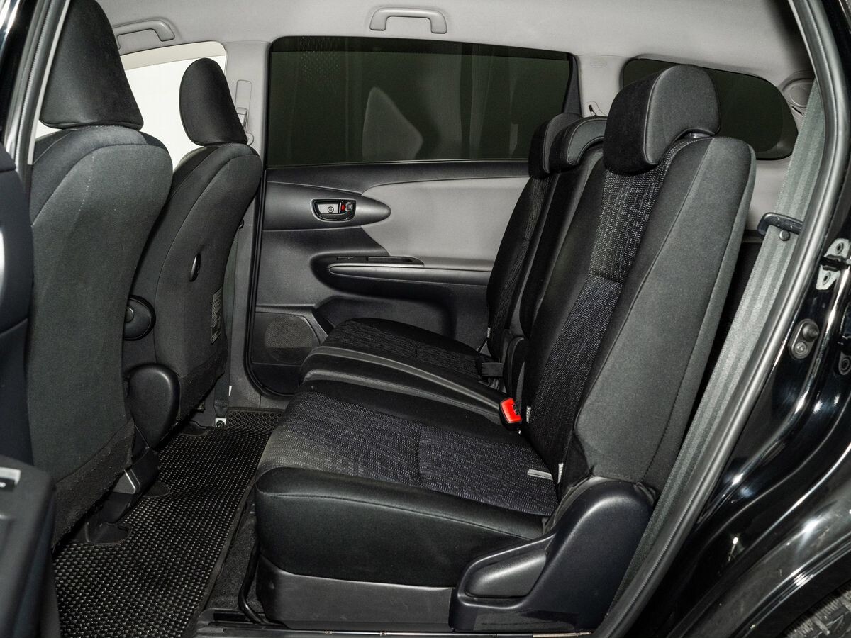 Toyota Wish 2011 - фото автомобиля