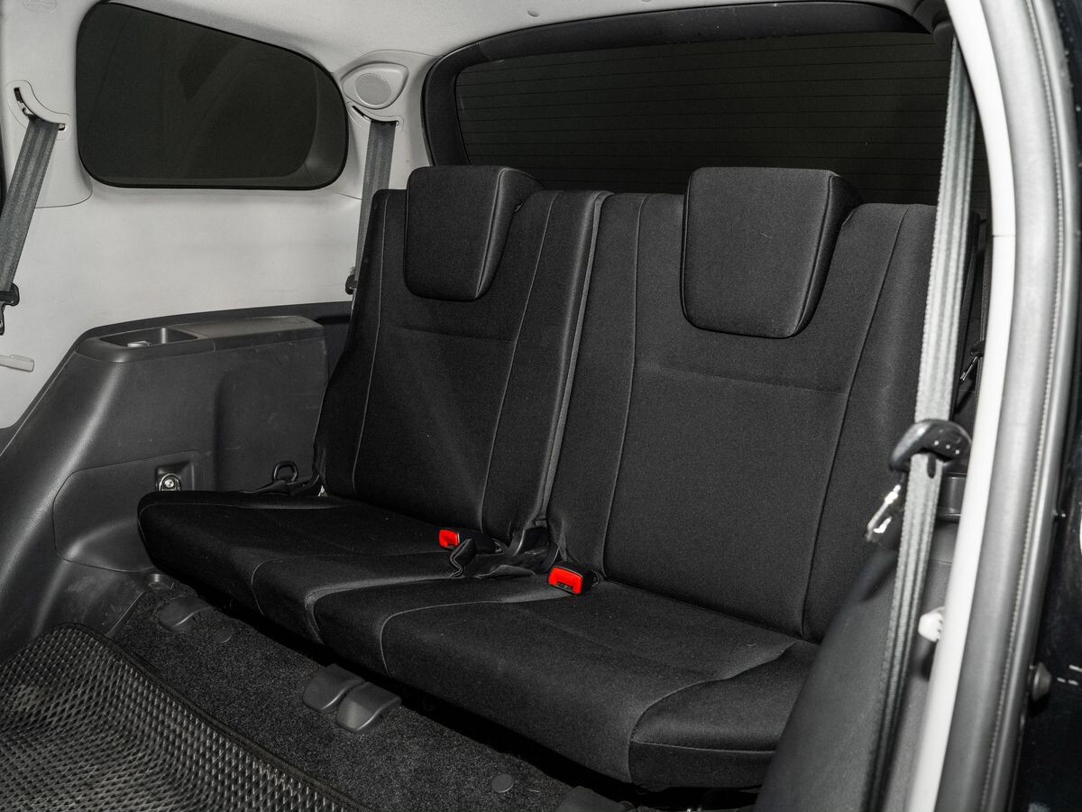 Toyota Wish 2011 - фото автомобиля