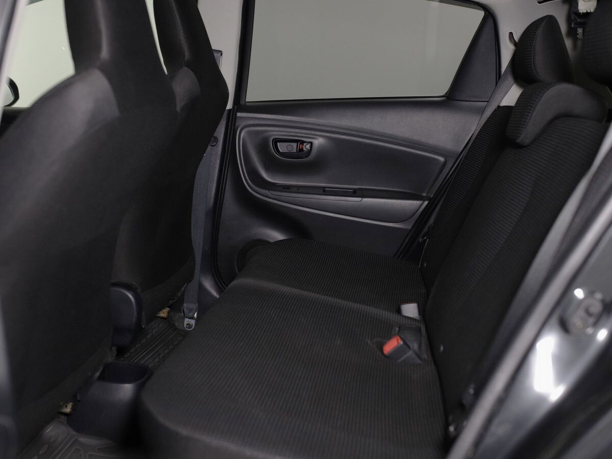 Toyota Vitz 2017 - фото автомобиля