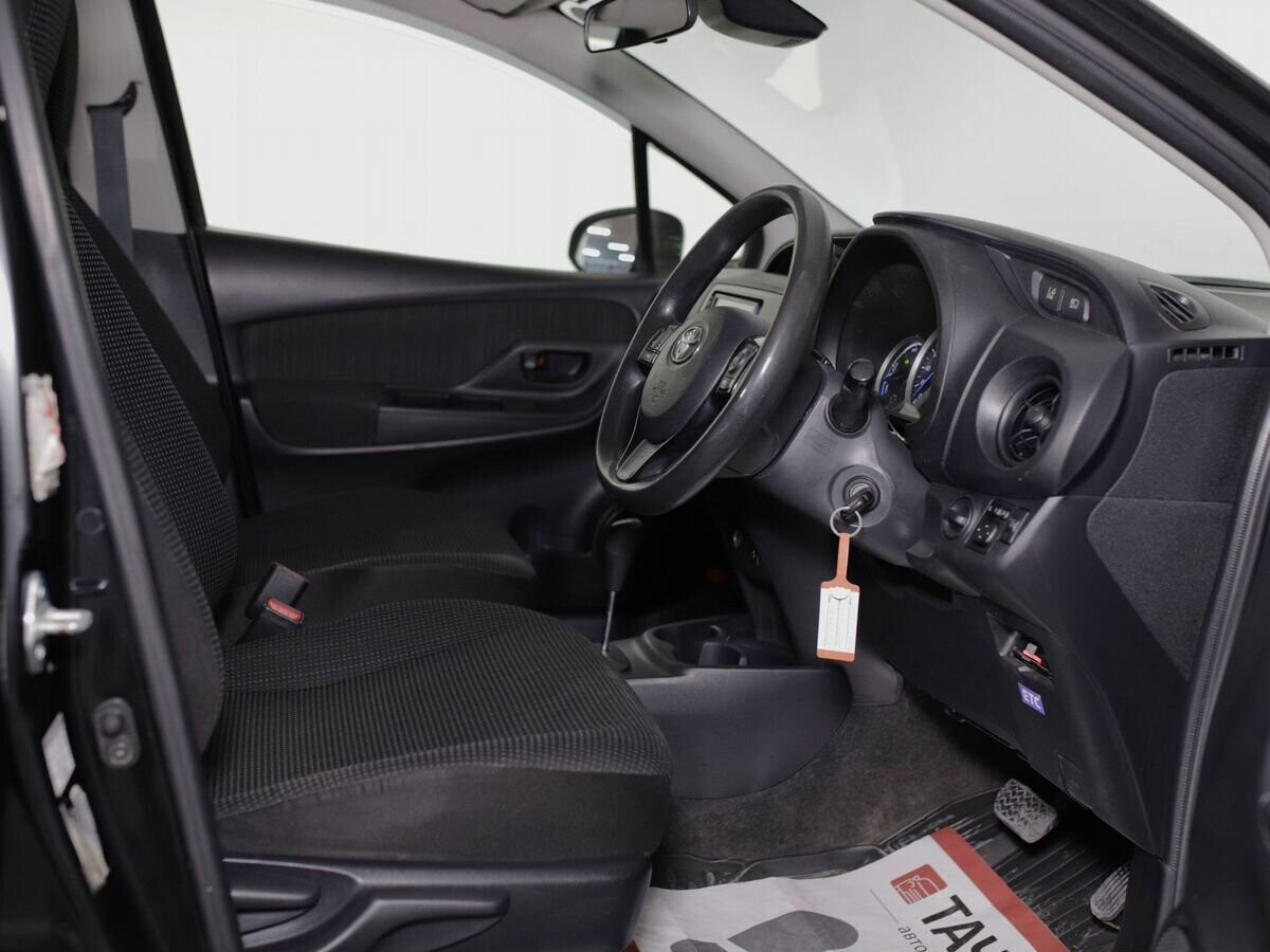 Toyota Vitz 2017 - фото автомобиля