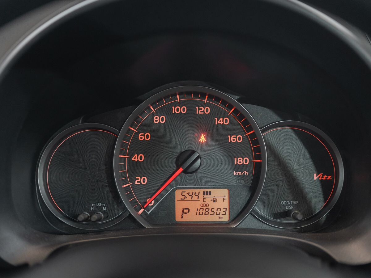 Toyota Vitz 2013 - фото автомобиля