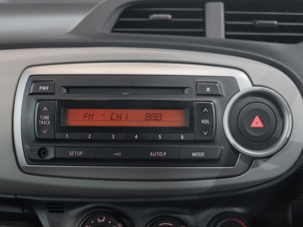 Toyota Vitz 2013 - фото автомобиля