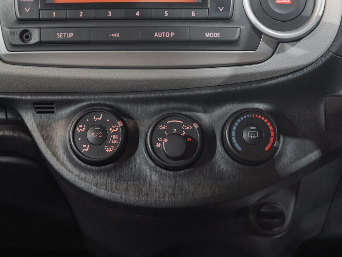 Toyota Vitz 2013 - фото автомобиля