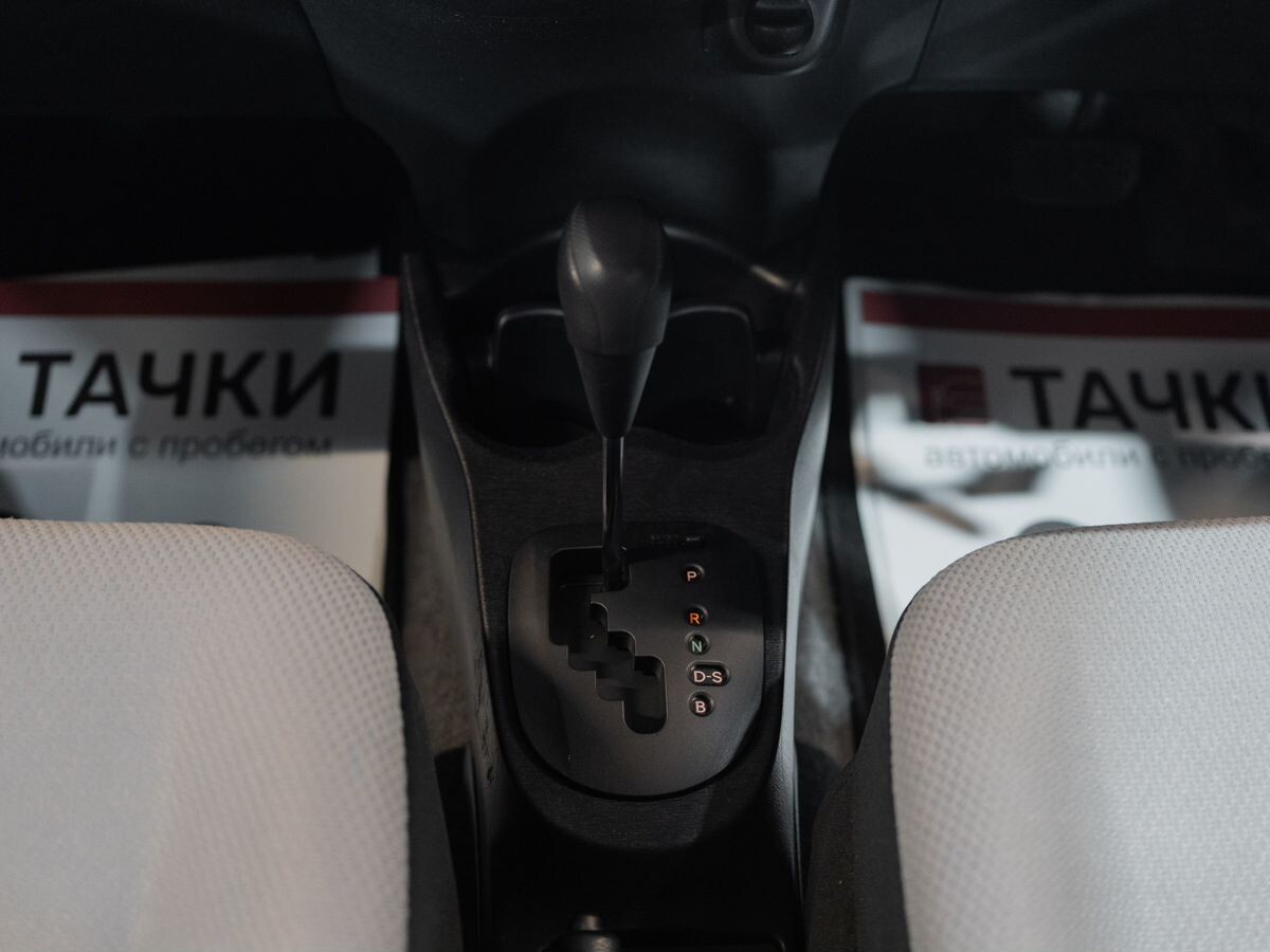 Toyota Vitz 2013 - фото автомобиля