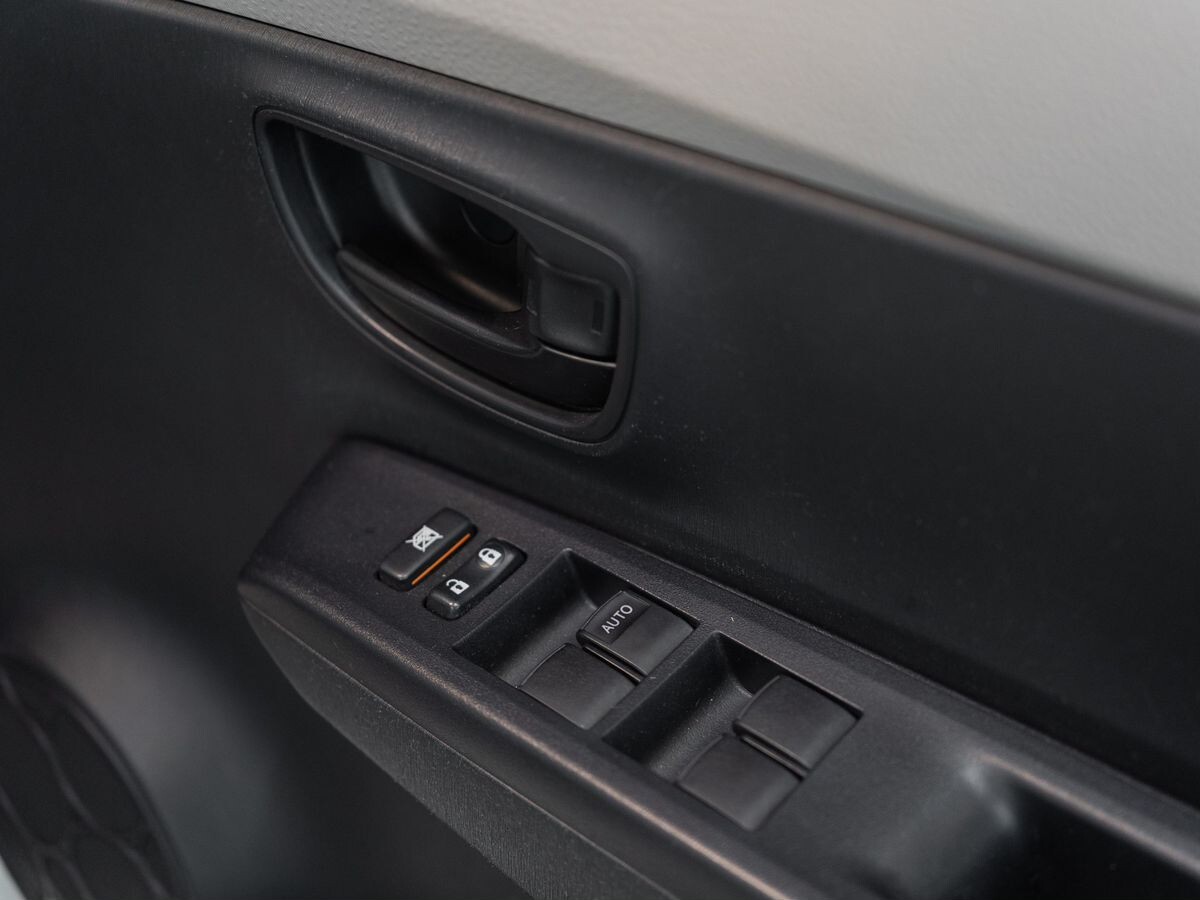 Toyota Vitz 2013 - фото автомобиля