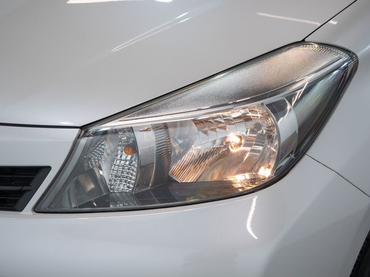 Toyota Vitz 2013 - фото автомобиля