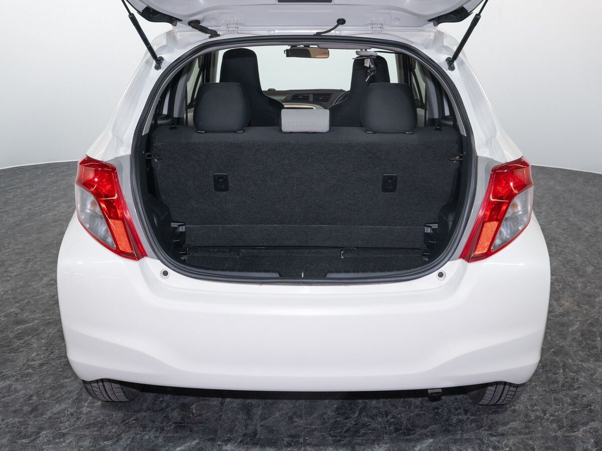 Toyota Vitz 2013 - фото автомобиля