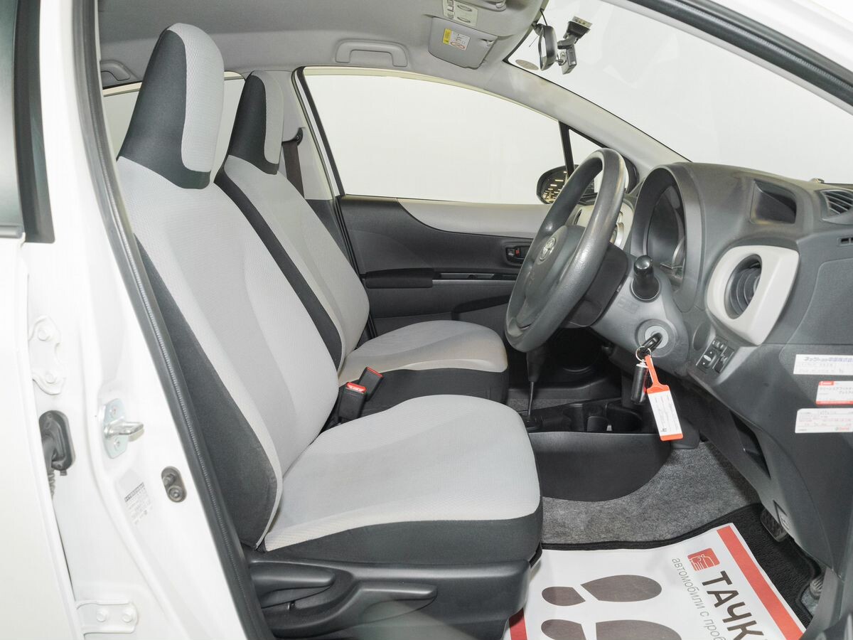 Toyota Vitz 2013 - фото автомобиля