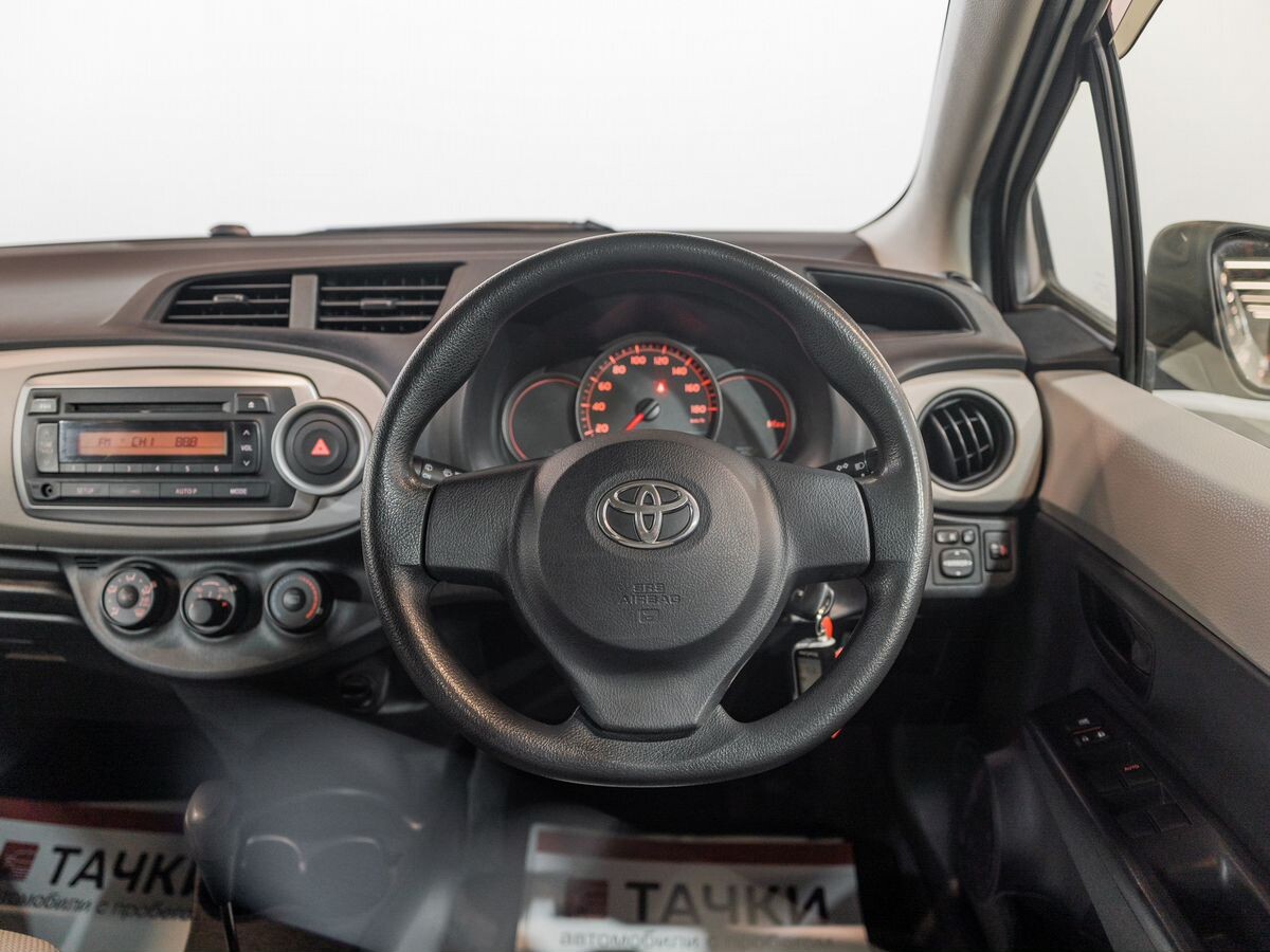 Toyota Vitz 2013 - фото автомобиля