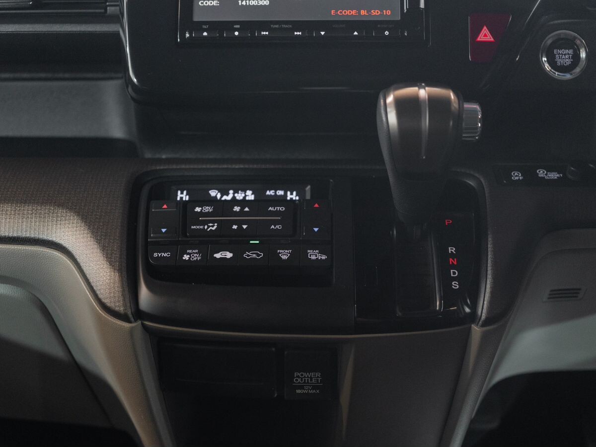 Honda Stepwgn 2015 - фото автомобиля
