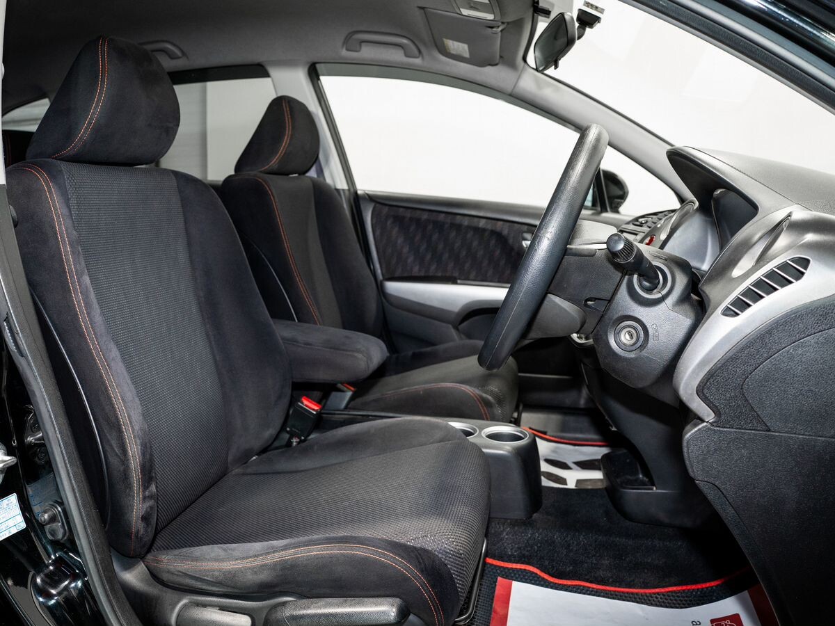 Honda Stream 2010 - фото автомобиля