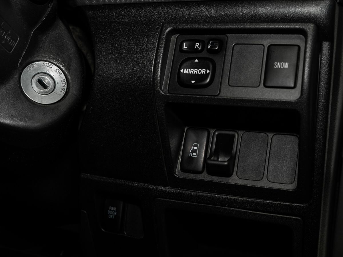 Toyota Sienta 2012 - фото автомобиля