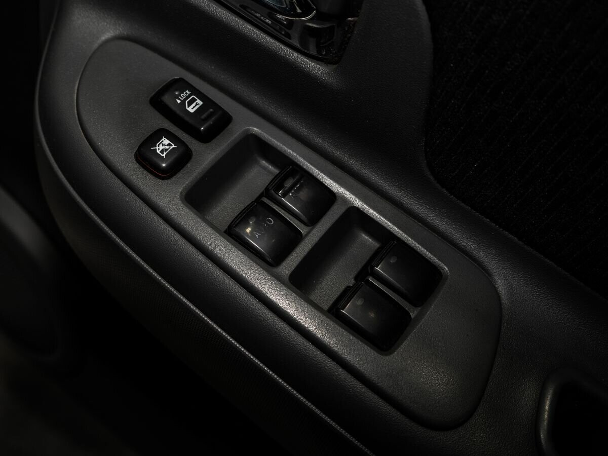 Toyota Sienta 2012 - фото автомобиля