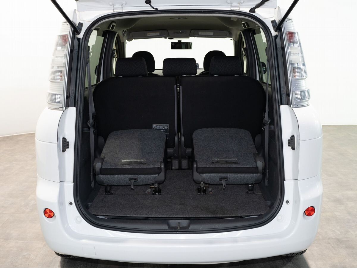 Toyota Sienta 2012 - фото автомобиля