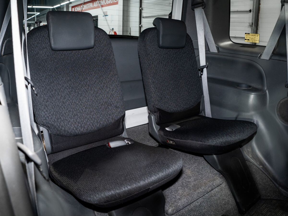 Toyota Sienta 2012 - фото автомобиля