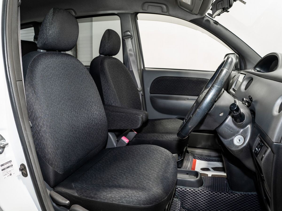 Toyota Sienta 2012 - фото автомобиля