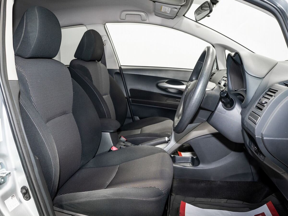 Toyota Auris 2010 - фото автомобиля