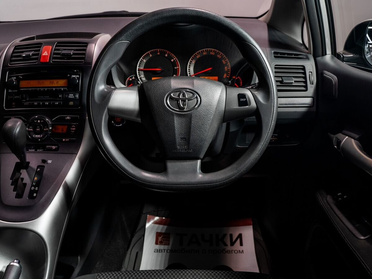 Toyota Auris 2010 - фото автомобиля