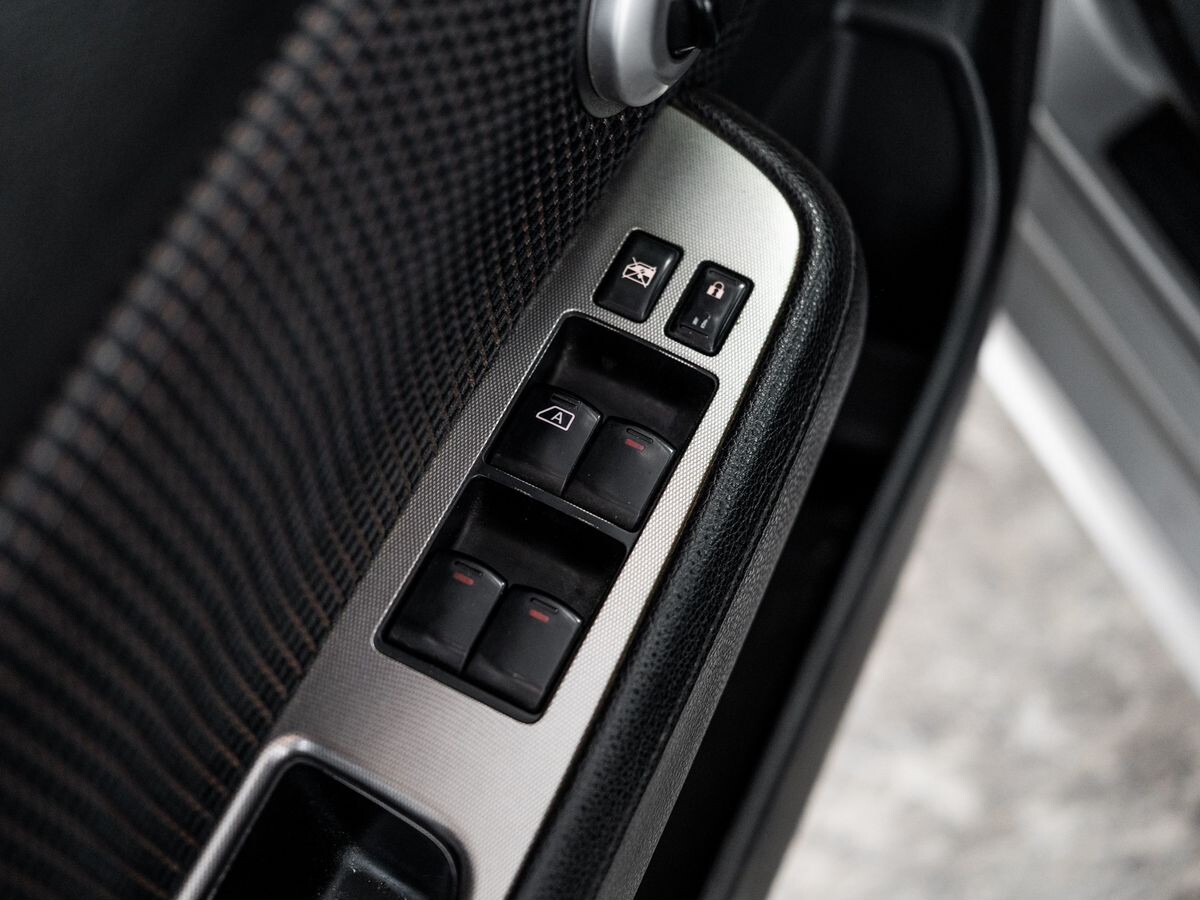 Nissan Tiida 2011 - фото автомобиля