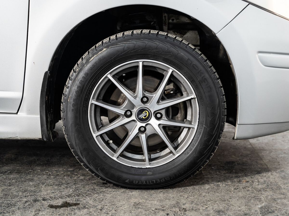 Nissan Tiida 2011 - фото автомобиля