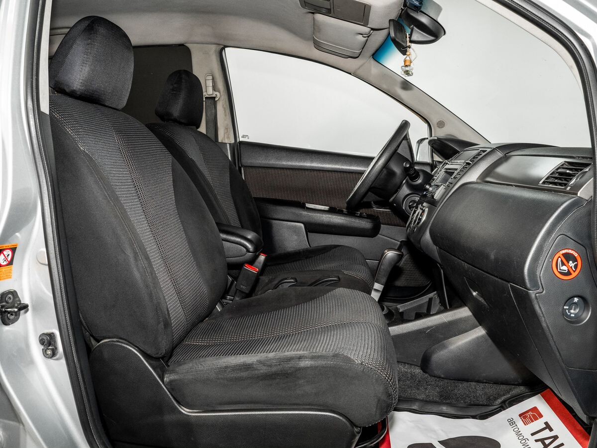 Nissan Tiida 2011 - фото автомобиля