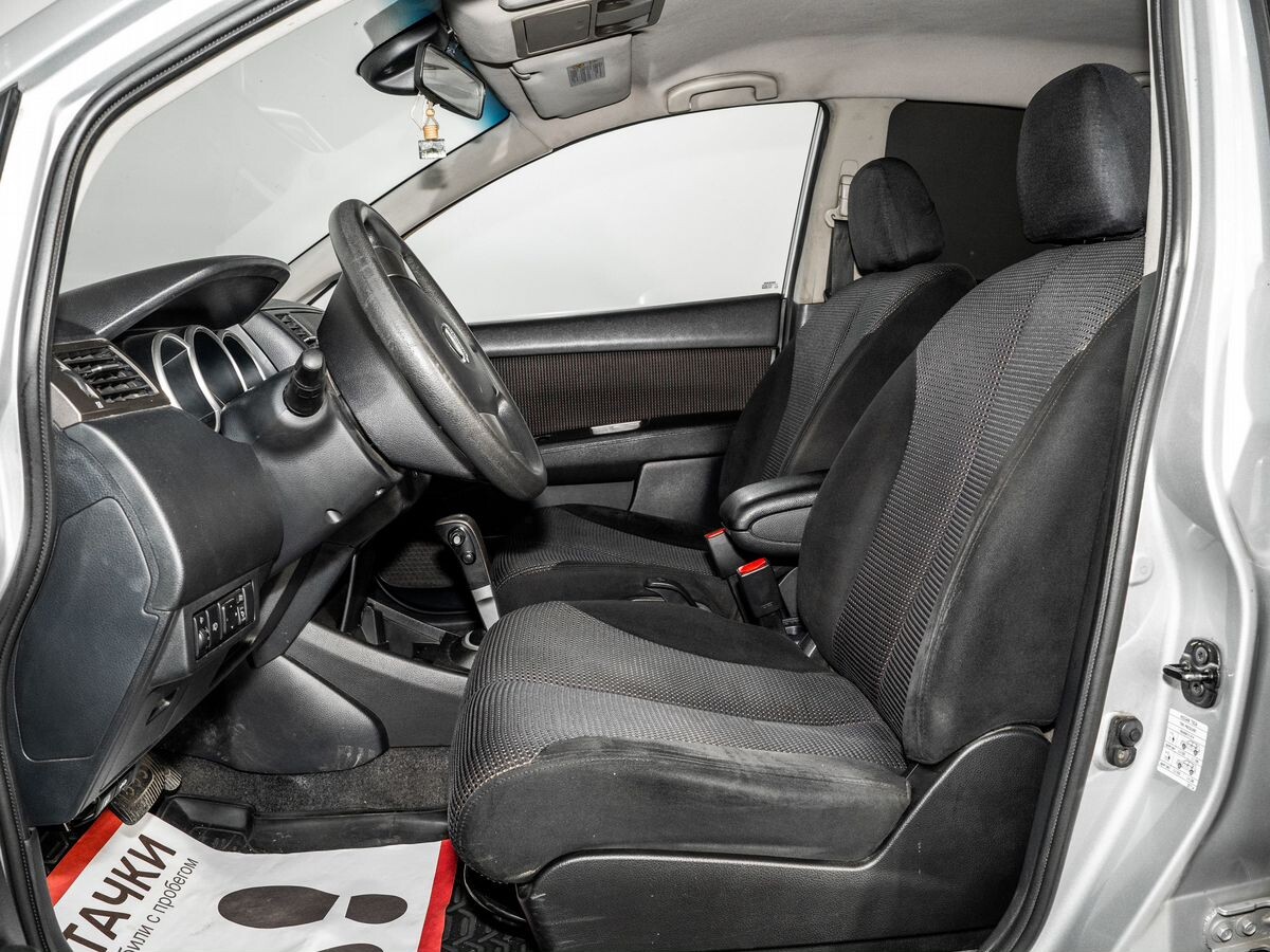 Nissan Tiida 2011 - фото автомобиля