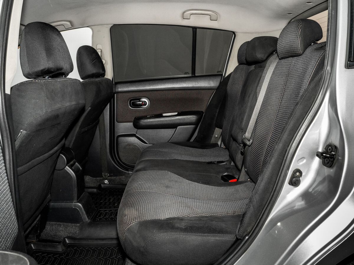 Nissan Tiida 2011 - фото автомобиля