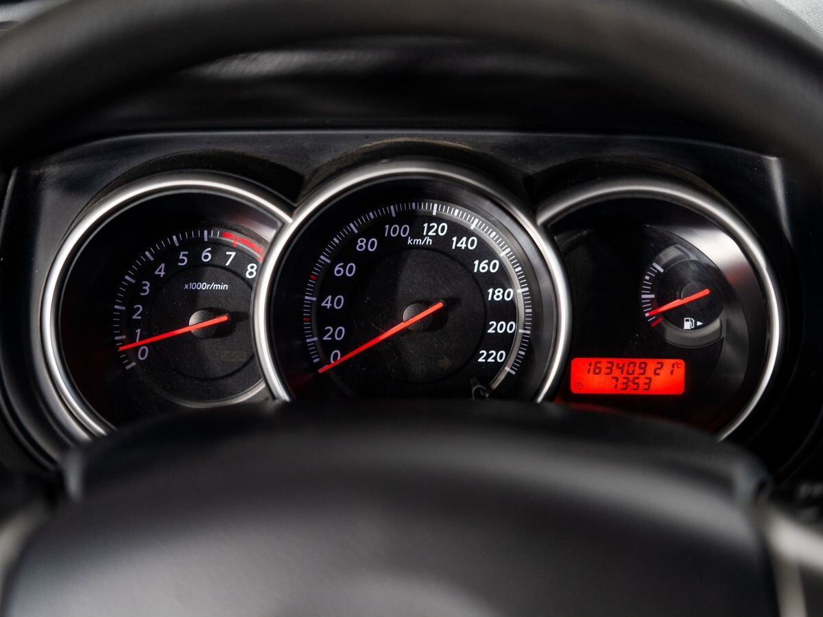 Nissan Tiida 2011 - фото автомобиля