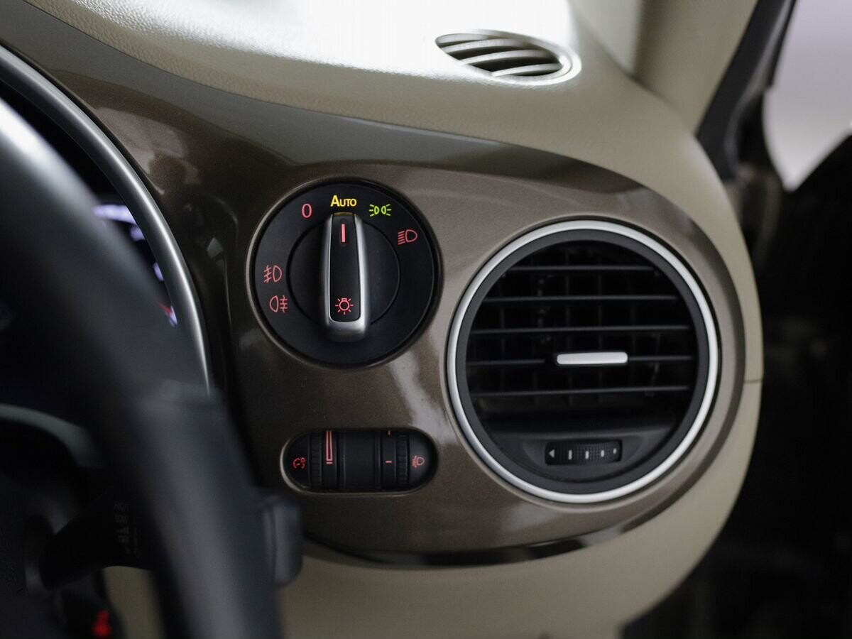 Volkswagen Beetle 2015 - фото автомобиля